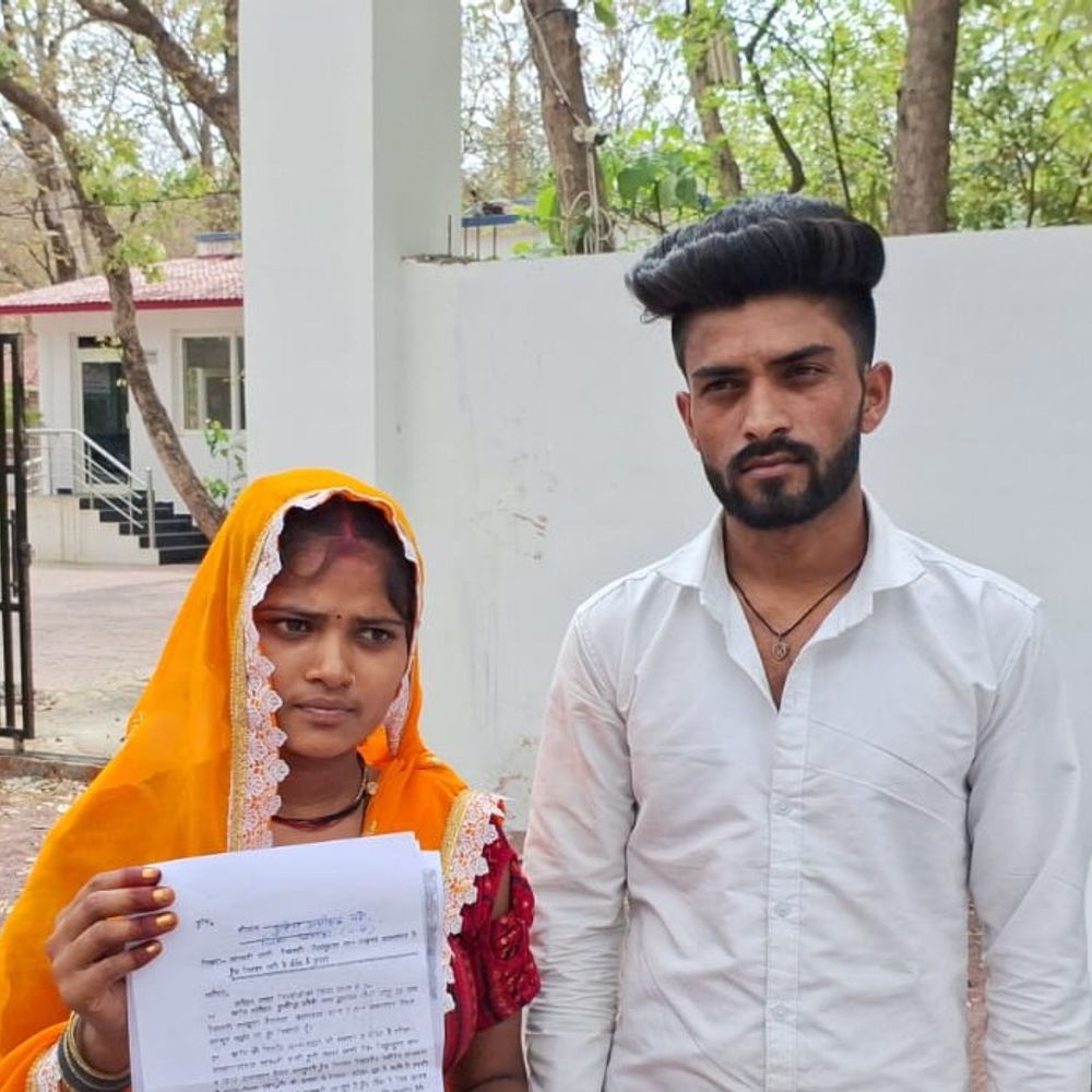 प्रेम विवाह करने पर परिजनों कर रहे परेशान:जोड़े ने SP ऑफिस में लगाई रक्षा की गुहार; युवक बोला- हम बालिग है, मर्जी से शादी की