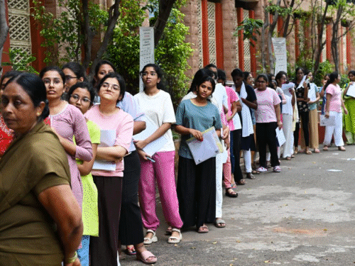 NEET UG पेपर एनालिसिस:फिजिक्स अब तक का सबसे टफ, केमिस्ट्री थोड़ी आसान रही; 600+ स्कोर पर मिल सकता है सरकारी कॉलेज