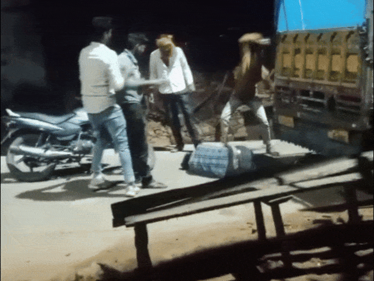 युवक को बेल्टों से पीटा, सुबह सड़क पर मिला शव:सागर में थप्पड़ का बदला लेने मारा; शादी में हुआ था विवाद, तीन गिरफ्तार