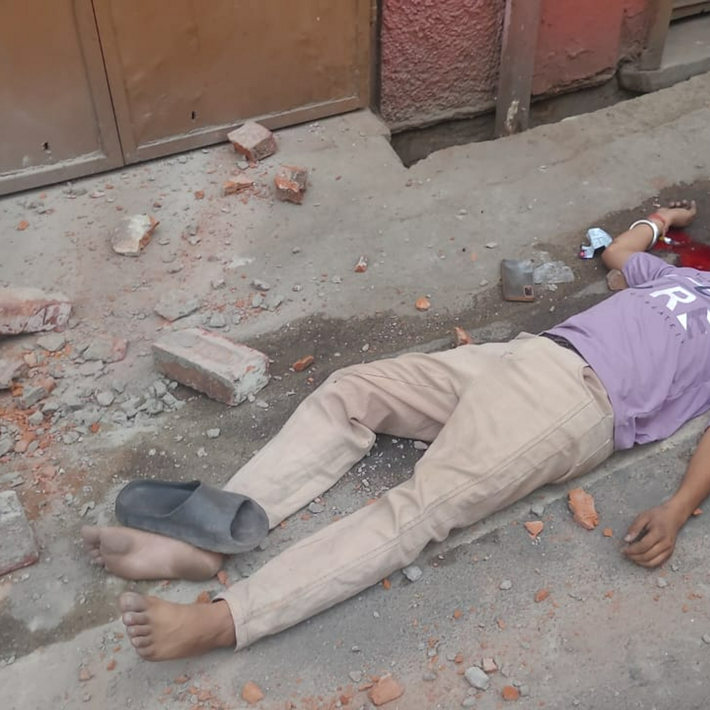 आगरा में एसीपी आफिस के सामने बंदरों ने गिराई दीवार:नीचे खड़े युवक पर गिरी, मौके पर ही हुई मौत