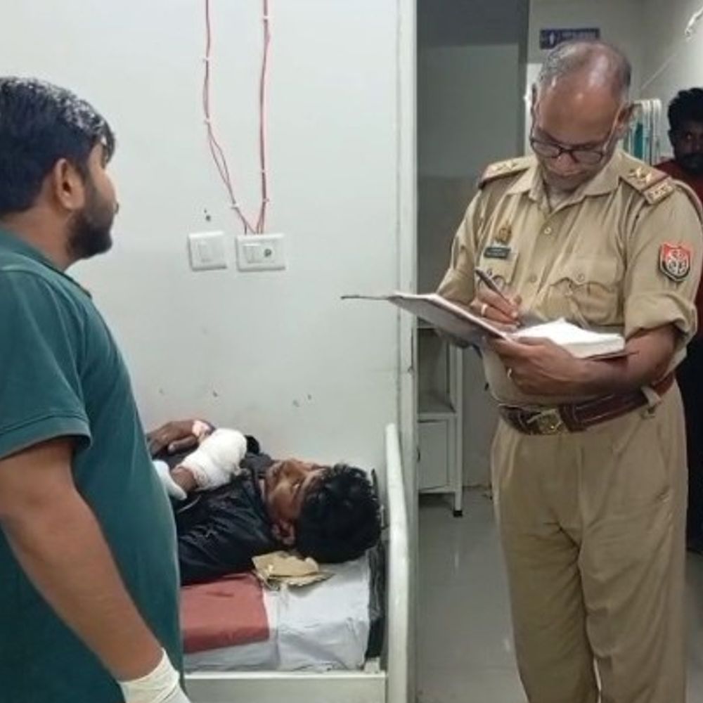 अमेठी में बारातियों से भरी दो बोलेरो की टक्कर:सड़क पर नाच रहे लोगों को बचाने में हुआ हादसा, 2 की मौत, 10 घायल