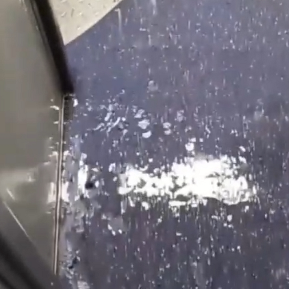 ट्रेन के AC कोच में हुआ जलभराव:झांसी मंडल की ट्रेन के यात्री हुए परेशान, बोले-पहली बार देखा कि रेलवे छत से पानी का इंतजाम कर रही