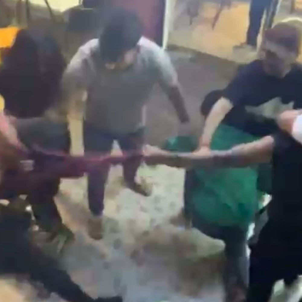 लखनऊ में युवक से मारपीट का वीडियो वायरल:पीड़ित ने तीन आरोपियों के खिलाफ पीजीआई थाने में दर्ज कराई शिकायत