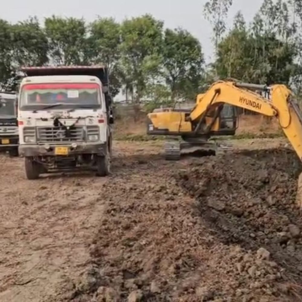 अयोध्या में अवैध मिट्टी खनन जारी:तालाब से रात में हो रही खुदाई, प्रशासन-खनन विभाग में आरोपों का दौर