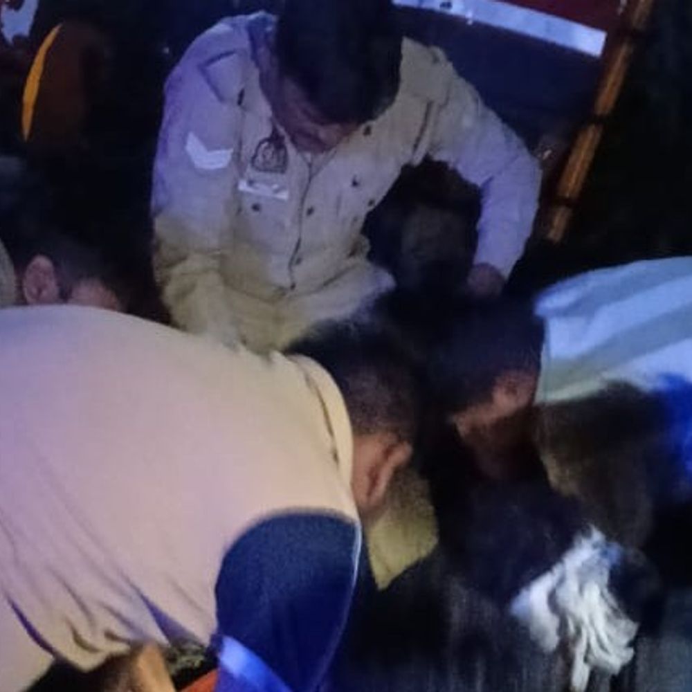 यमुना एक्सप्रेसवे पर कैंटर को अज्ञात वाहन ने मारी टक्कर:चालक गंभीर घायल, दिल्ली के प्रेम नगर नांगलोई का रहने वाला है