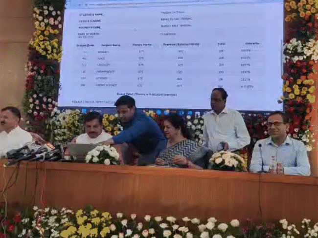 MP बोर्ड 10वीं में 15 साल का रिकॉर्ड टूटा:76.42% स्टूडेंट्स पास हुए; 12वीं का रिजल्ट 74.28%; कुल 212 टॉपर्स में से 144 लड़कियां