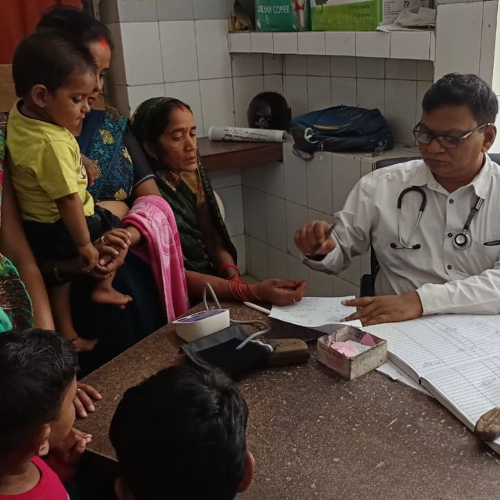 चंदौली में मौसम बदलाव से जिला अस्पताल में बढ़े मरीज:रोज आ रहे 1200 मरीज, सर्दी-खांसी और बुखार के केस ज्यादा