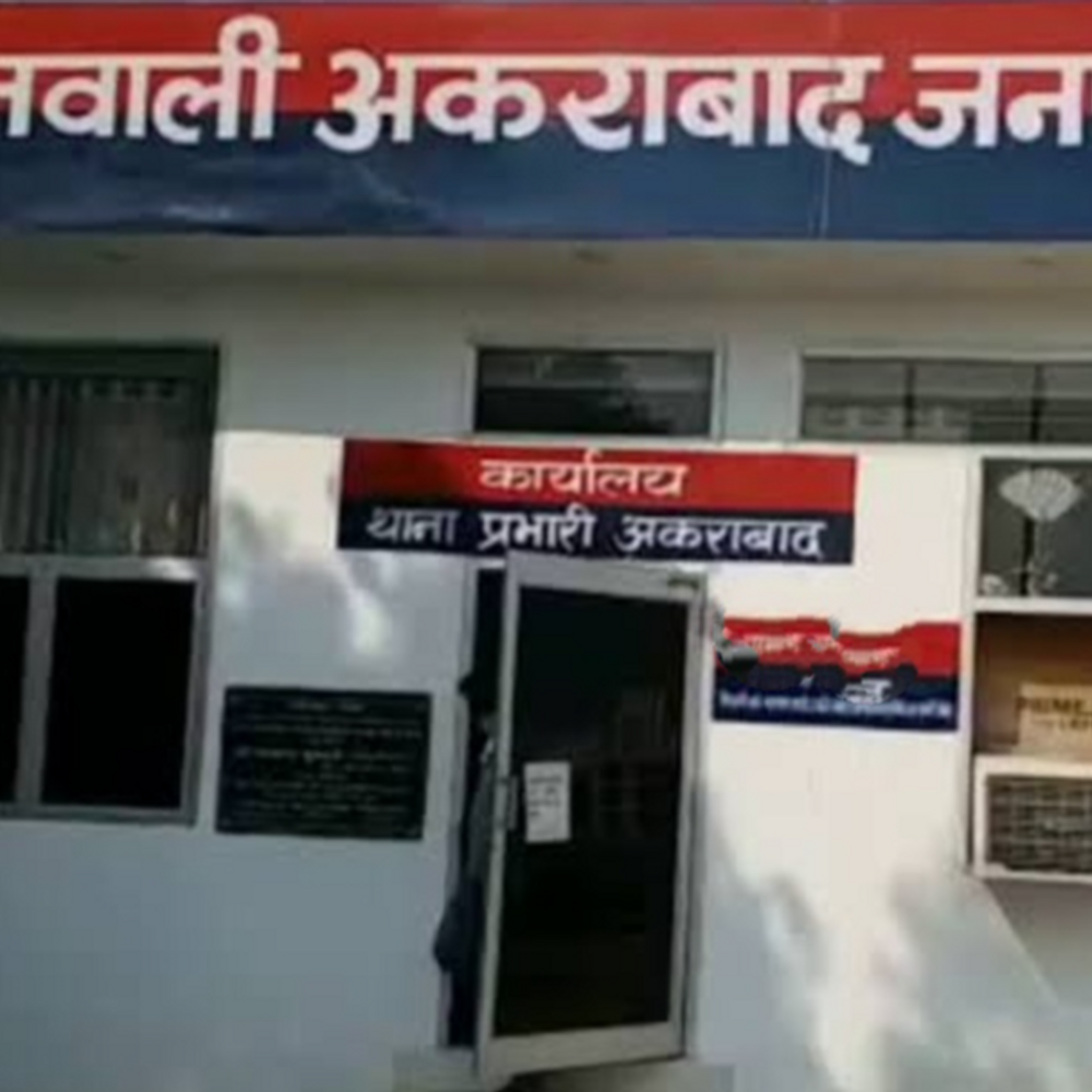 बेटे को बचाने में मां की गर्दन कटी, मौत:अलीगढ़ में तेज आंधी में उड़ गया था टीन शेड, झोपड़ी में फंसे बेटे को बाहर लाने गई थी महिला