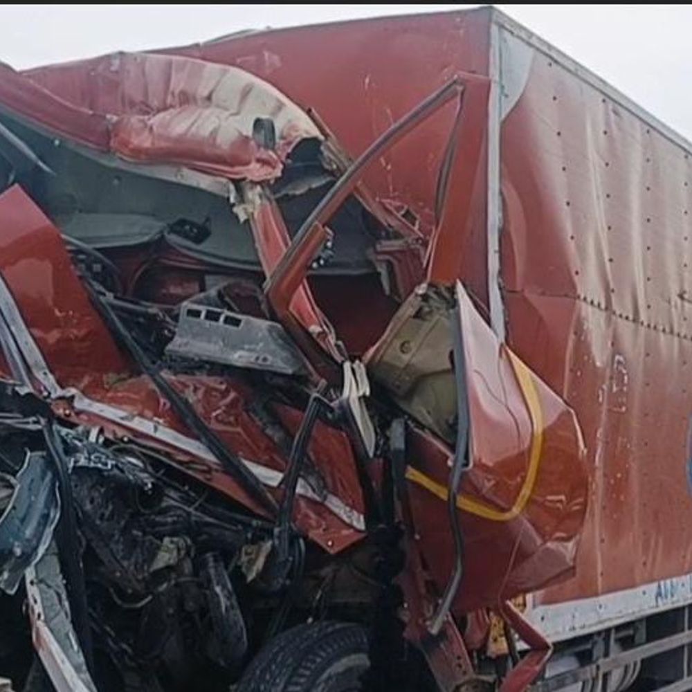 ट्रक ने मारी आगे चल रहे ट्रक को मारी टक्कर:बागपत में दो की मौके पर मौत, चालक गंभीर घायल; हरियाणा जा रहा था ट्रक