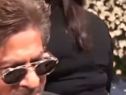 मेट गाला में शाहरुख खान की हुई फजीहत!:इंटरनेशनल मीडिया ने पहचाना नहीं तो देना पड़ा परिचय, कहा- मैं शाहरुख हूं; कहा- बच्चों के लिए आया हूं