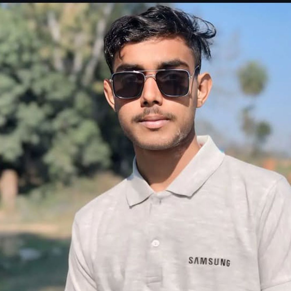 बिजनौर में युवक का शव पेड़ से लटका मिला:मुंह और हाथ बंधे मिले, परिजनों ने हत्या का आरोप लगाया; बैग और बाइक कुछ दूरी पर मिले