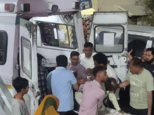 बेकाबू पिकअप खाई में गिरी, 4-बच्चों सहित 5 की मौत:15 लोग घायल; बहन के घर मायरा लेकर जा रहा था परिवार