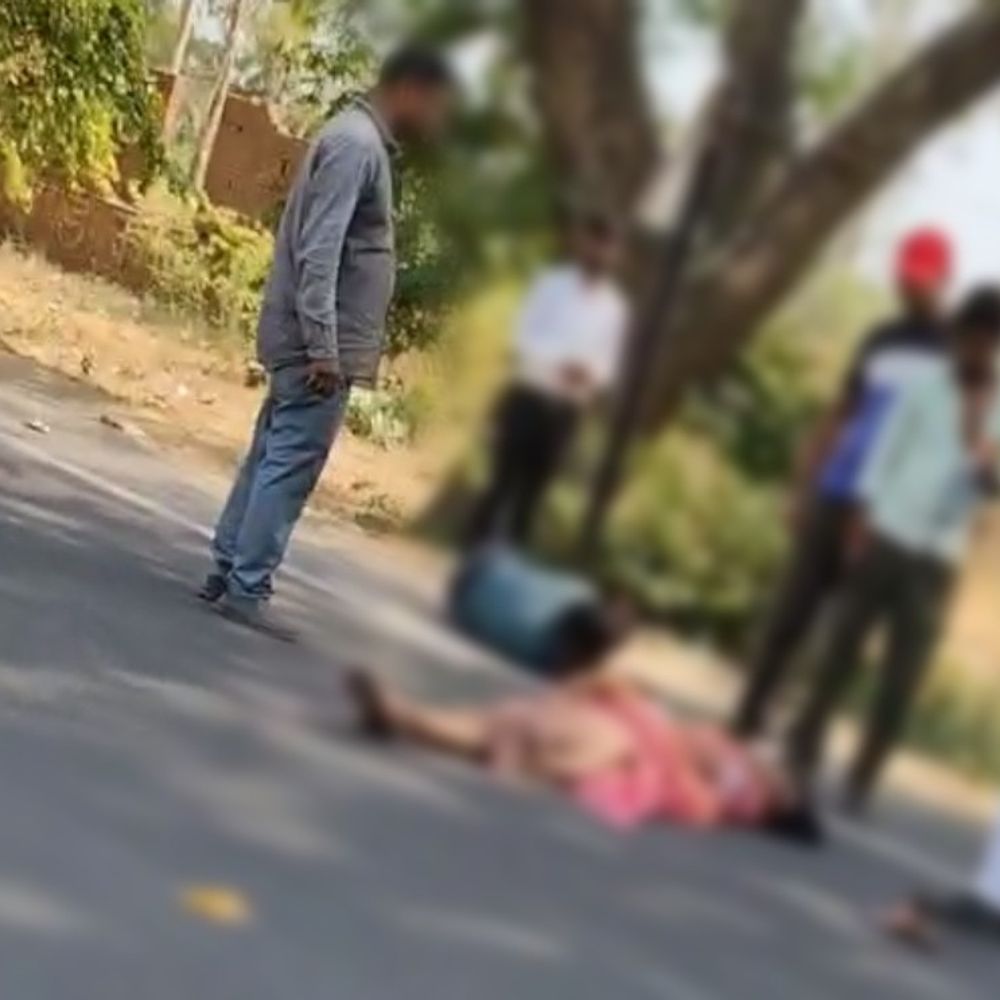 बदायूं में कार ने बाइक को मारी टक्कर:दवा लेकर लौट रहे थे दंपति, दुर्घटना में पत्नी की मौत, पति घायल