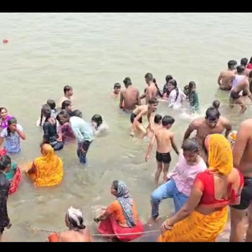 पहलगाम हमले का बदला:नरौरा गंगा घाट पर संतों ने की शहीदों की आत्मा की शांति के लिए प्रार्थना