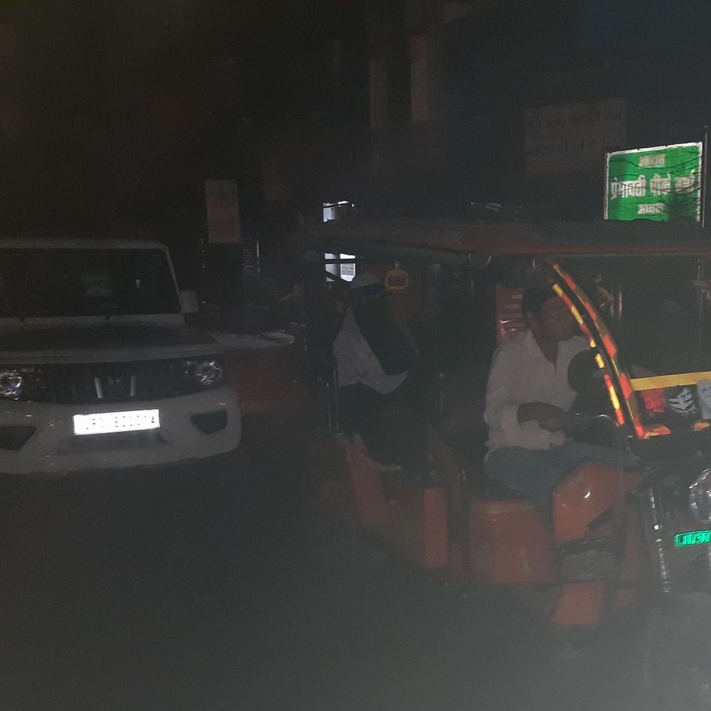 हरदोई में 10 मिनट का ब्लैकआउट:अटल चौक पर छाया अंधेरा, सायरने बजते ही लोगों ने बंद की घरों की लाइट