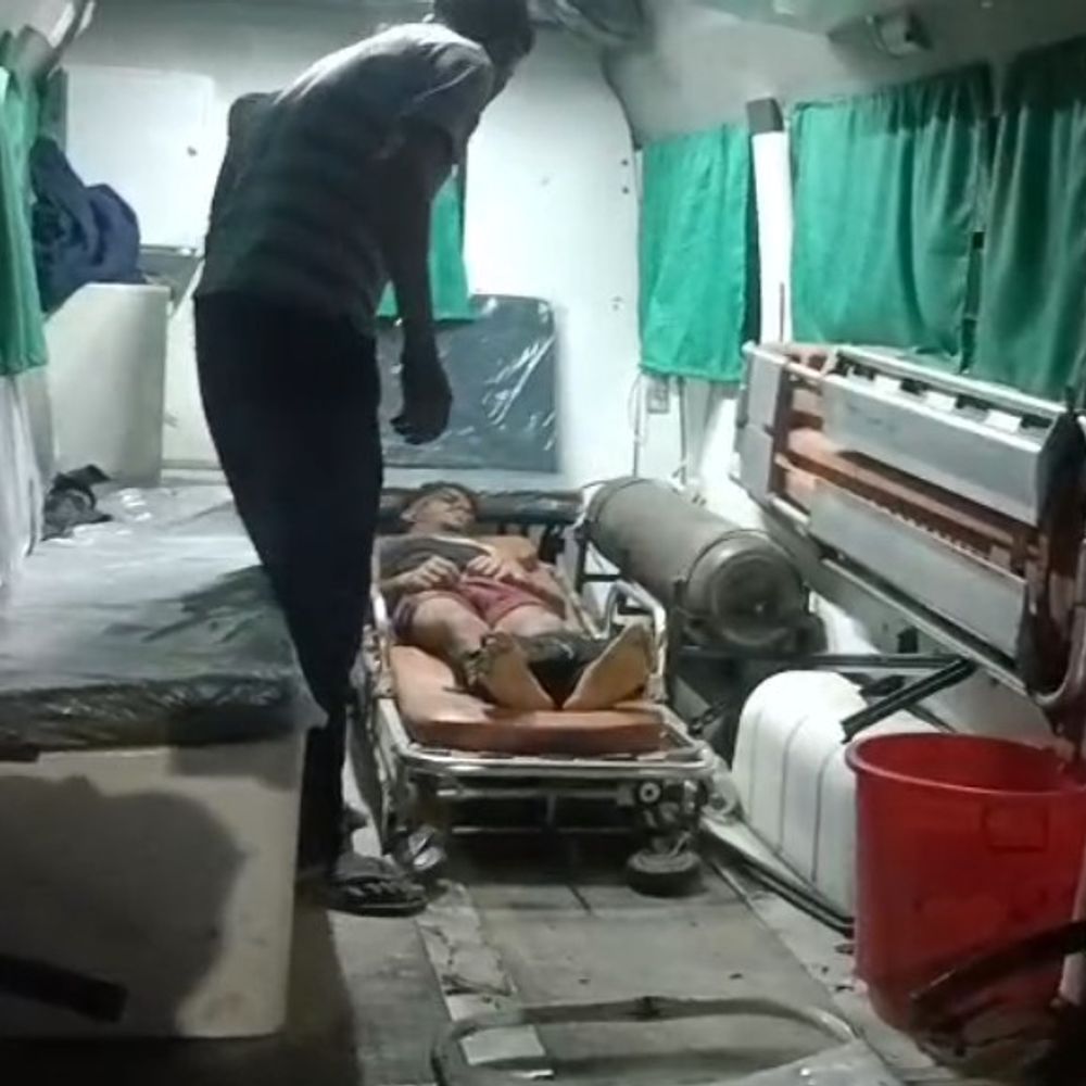 एटा में खाई में गिरी बाइक:भांजी की शादी में भात पहनाने जा रहे थे दो भाई, दोनो घायल; एक की हालत नाजुक