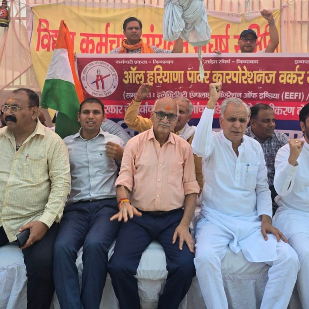 निजीकरण के खिलाफ उबल रहा बिजलीकर्मियों का गुस्सा:शक्तिभवन पर क्रमिक अनशन छठे दिन भी जारी