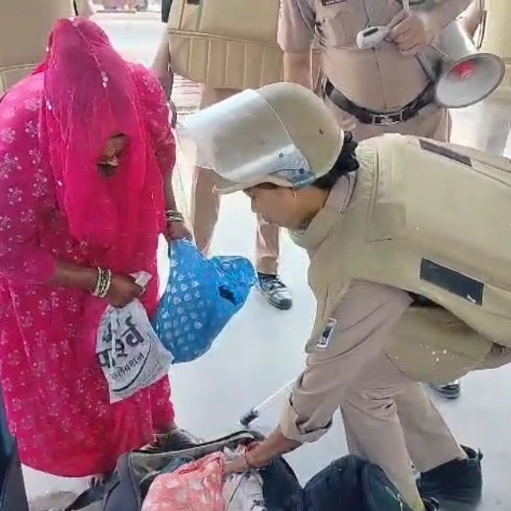 रेलवे स्टेशन पर अलर्ट, यात्रियों का सामान चेक:आपातकालीन स्थिति से निपटने की ट्रेनिंग, छिपने को कुछ न मिले तो जमीन पर लेटें