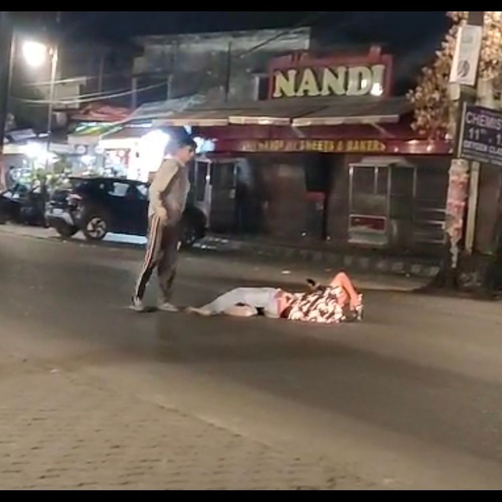 बिजनौर में पुलिस चौकी के पास शराबियों का हंगामा:सड़क पर लेटकर किया उत्पात, वीडियो वायरल; स्थानीय लोगों ने जताई नाराजगी