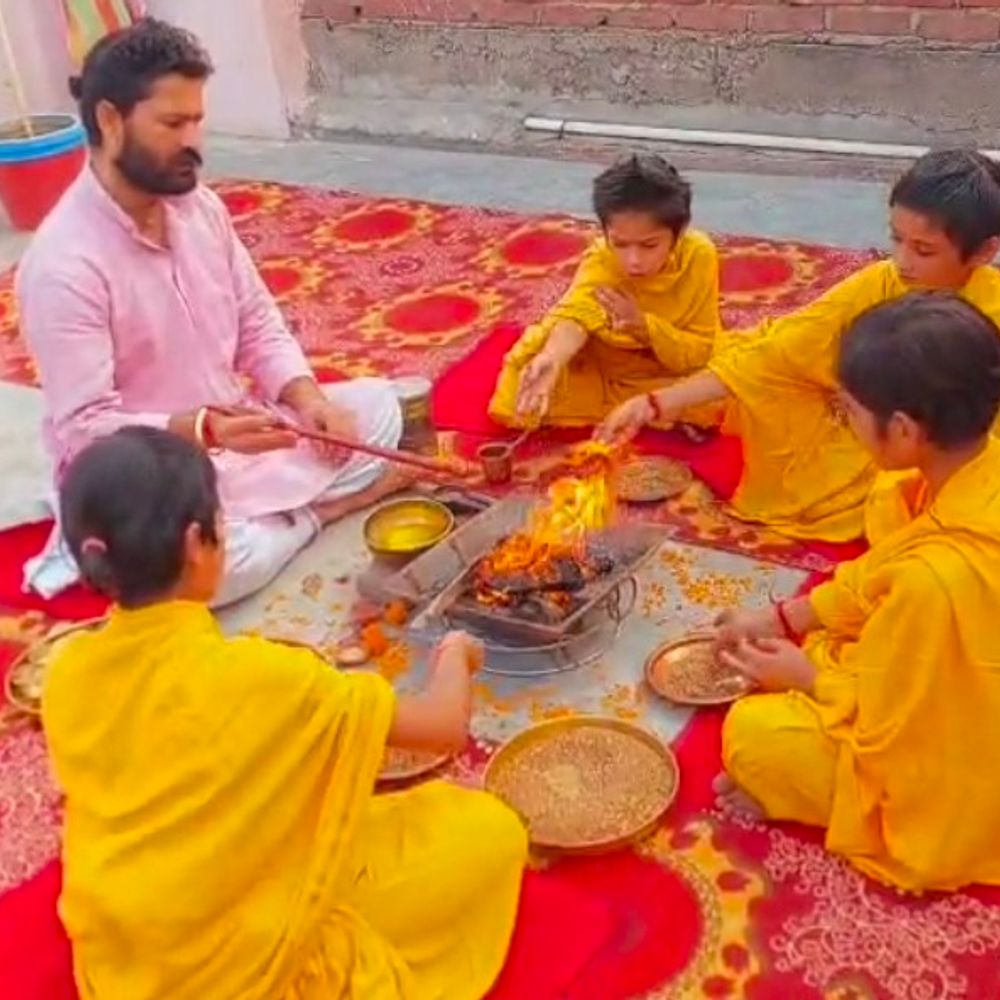 फर्रुखाबाद में सेना की सुरक्षा के लिए विशेष हवन:पांचाल घाट के आश्रम में बच्चों ने मंत्रोच्चार के साथ की पूजा