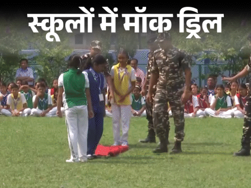 दिल्ली के स्कूलों में मॉक ड्रिल:कहीं टेबल के नीचे छिपे, कहीं एक-दूसरे को कंधों पर उठाते दिखे स्कूली बच्चे; 10 तस्वीरों में देखें