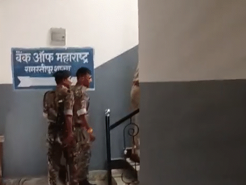 बैंक ऑफ महाराष्ट्र में 5 करोड़ की गोल्ड लूट:गन पॉइंट पर बदमाशों ने खुलवाए लॉकर; 15 लाख कैश भी ले गए, फायरिंग भी की