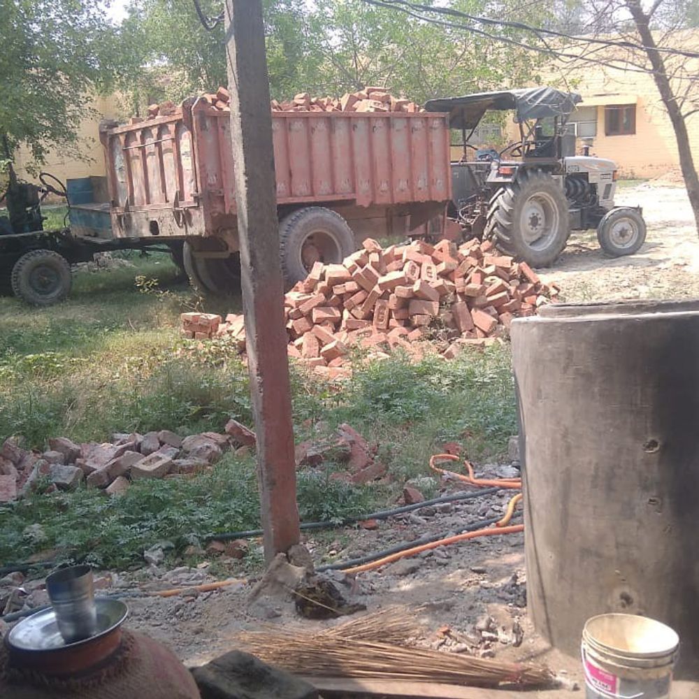 सिरसा में पीएचसी का अधिकारियों ने किया निरीक्षण:ईंटों की गुणवत्ता में पाई कमी, घटिया सामग्री हटाने के दिए निर्देश