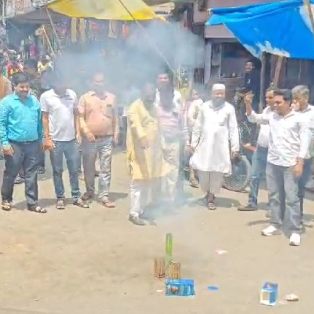 ऑपरेशन सिंदूर पर कासगंज में भाजपा कार्यकर्ताओं ने मनाया जश्न:आतिशबाजी कर सेना को किया सलाम, देशभक्ति लगाए नारे