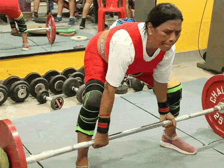 विश्व एथलेटिक्स दिवस...CG की 2 बुजुर्ग महिला एथलीट:पेंशन के पैसे से अपने सपनों को पूरा किया; डायबिटीज को हराकर वेटलिफ्टिंग सीखी; 100 मैडल जीते