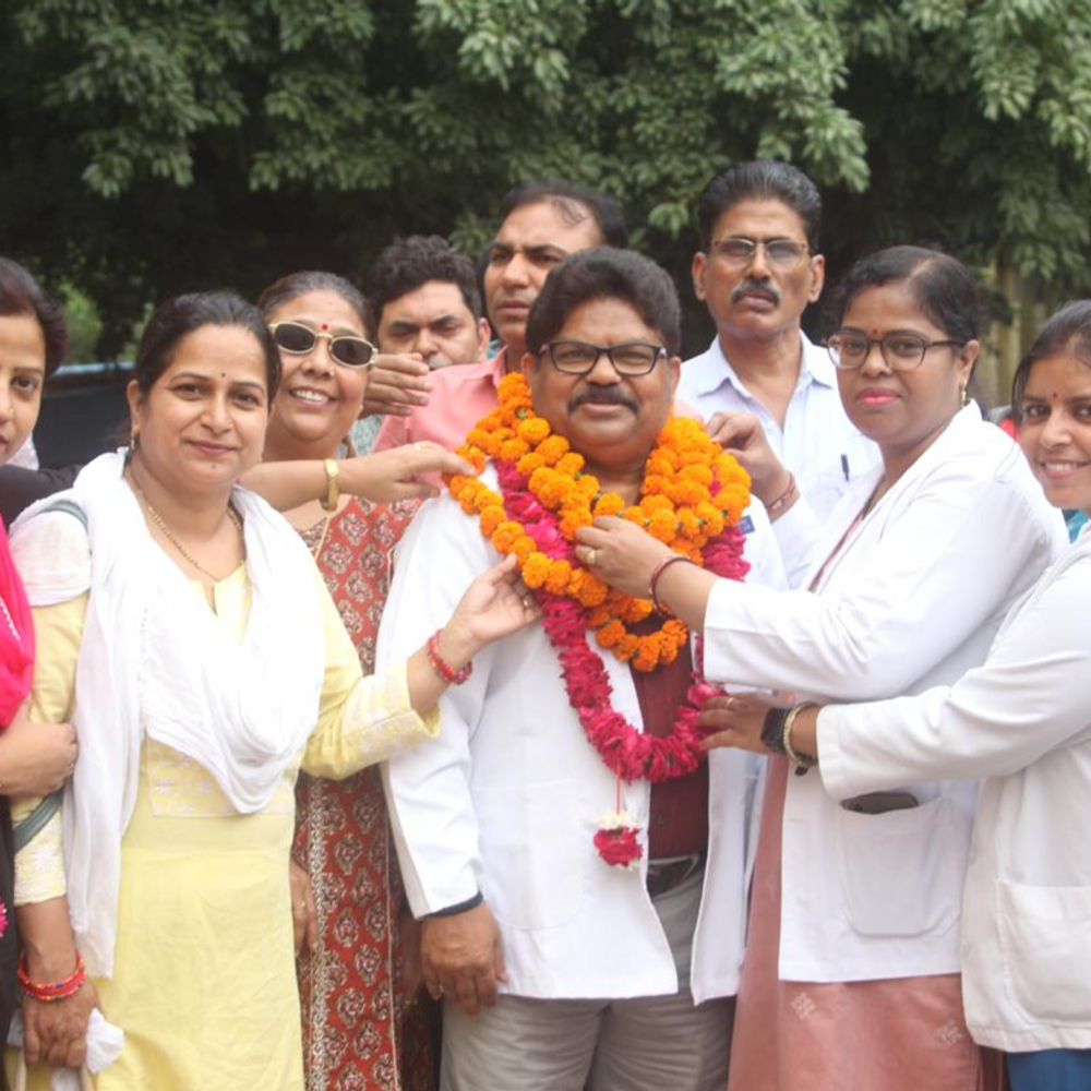 लखनऊ राजकीय नर्सेज संघ प्रदेश महामंत्री को किया गया सम्मानित:अशोक कुमार बोले- स्वास्थ्य कर्मी रियल हीरो है, सरकार निजीकरण और आउटसोर्सिंग को समाप्त करे