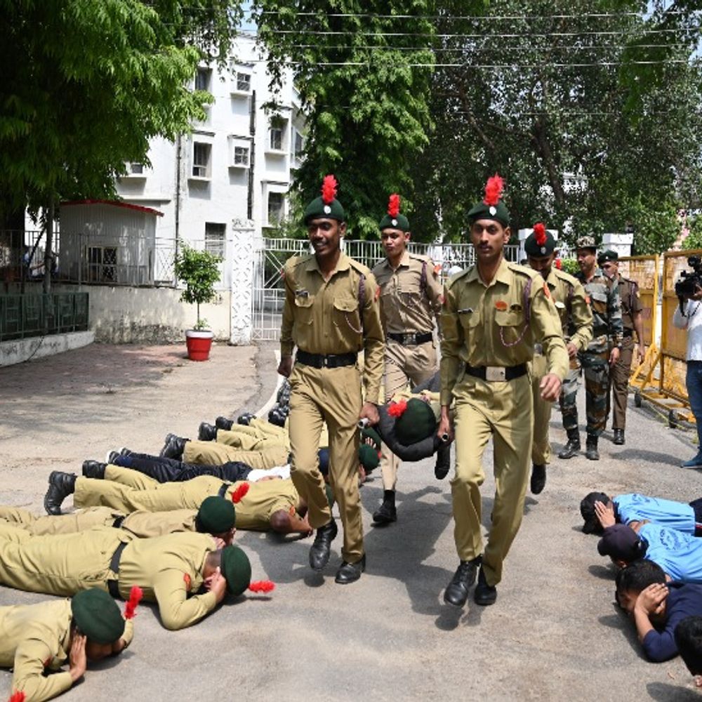 सायरन बजा और अचानक जमीन पर लेट गए NCC कैडेट्स:पलक झपकते आग पर पाया काबू, LU में सिविल डिफेंस की हुई मॉकड्रिल