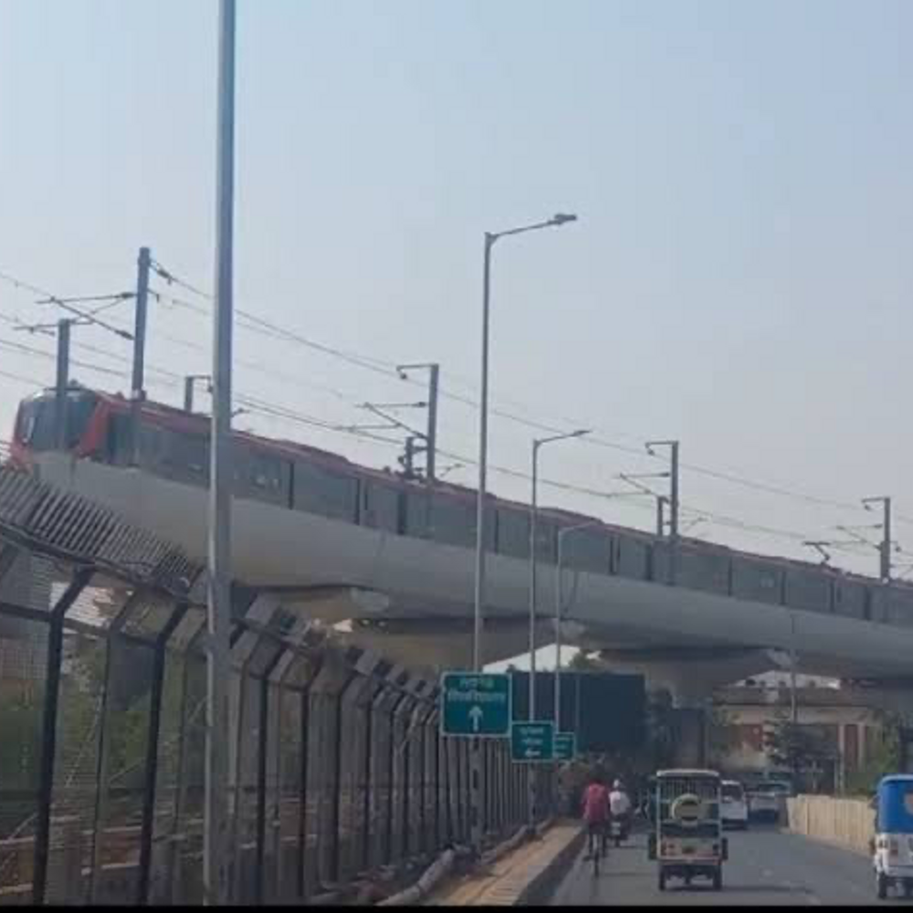 लखनऊ में 15 मिनट रोकी गई मेट्रो:स्टेशन पर हुआ ब्लैक आउट, आपात स्थिति में बचाव के तरीके बताए