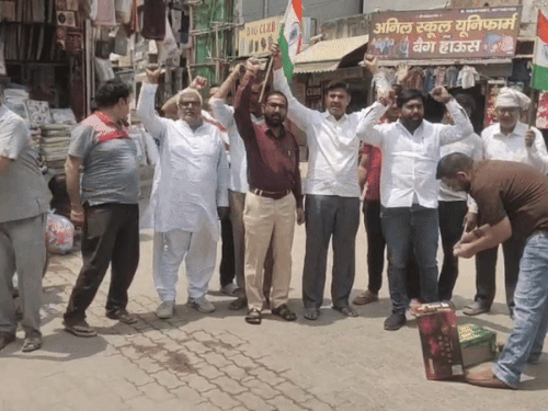 आतंकी ठिकानों पर हमले से महेंद्रगढ़ में खुशी:दुकानदारों ने पटाखे फोड़कर की नारेबाजी, बोले- यह नया भारत है अंदर घुसकर मारता है