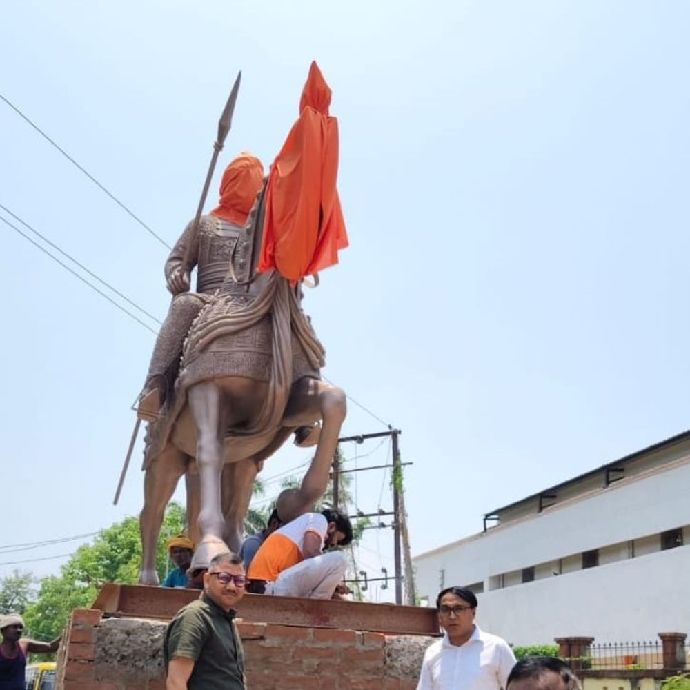 बलिया के वीर लोरिक स्टेडियम के पास स्थापित हुई महाराणा:ओवरब्रिज के विकास कार्य के बाद होगा उद्घाटन समारोह