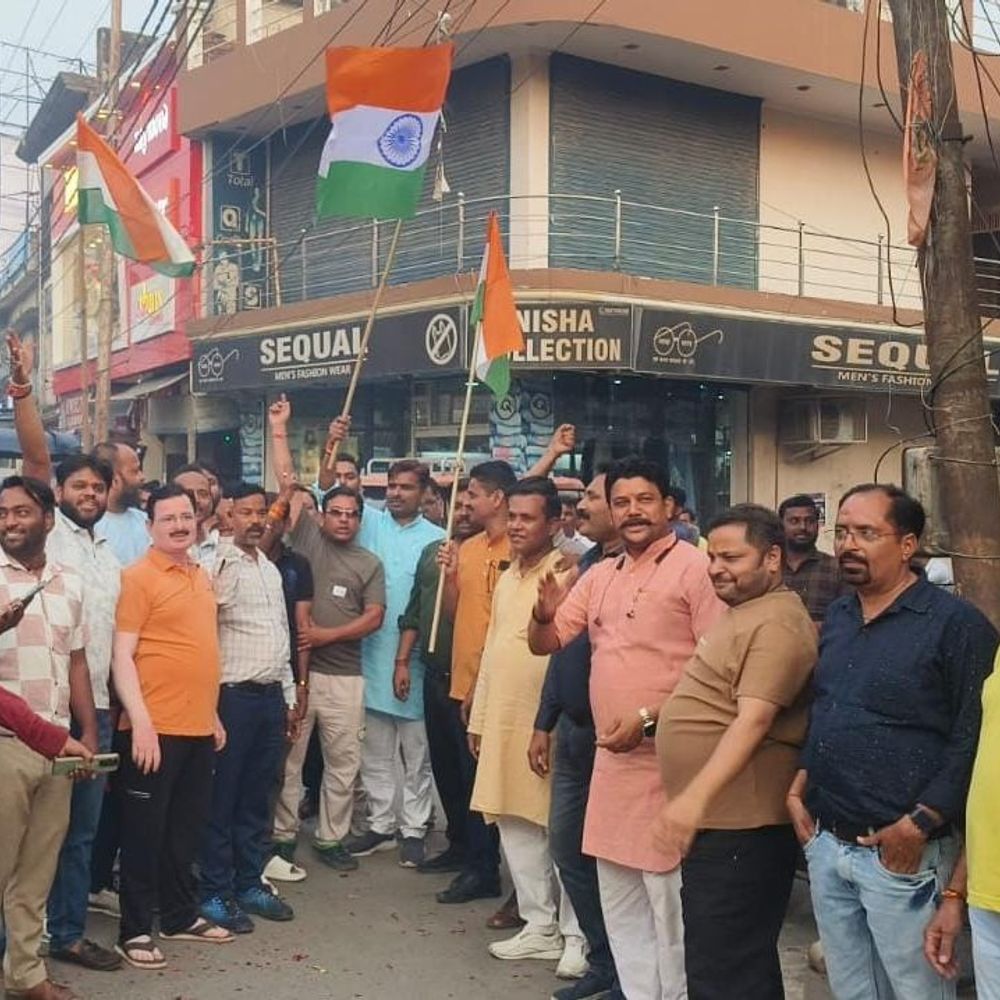 भारतीय सेना की कार्रवाई पर पीलीभीत में जश्न:भाजपा कार्यकर्ताओं ने आतिशबाजी कर मनाई खुशी, सेना के समर्थन में लगाए नारे