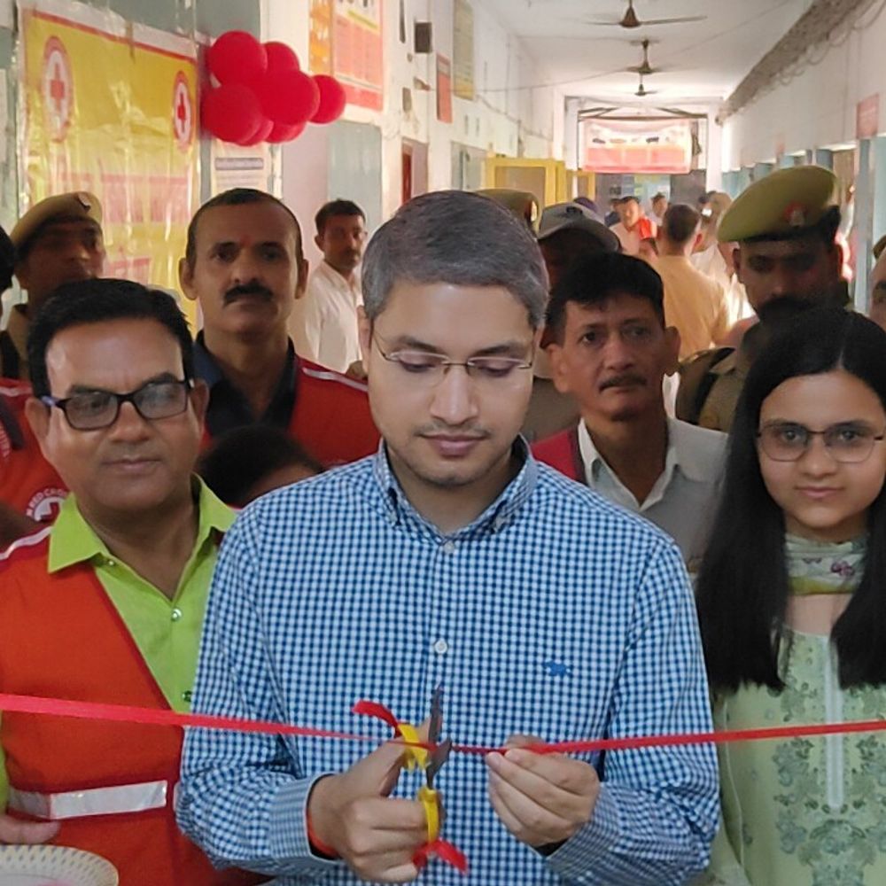 फतेहपुर में विश्व थैलेसीमिया दिवस पर रक्तदान शिविर:डीएम ने किया उद्घाटन, 20 लोगों ने किया रक्तदान; मरीजों को बांटे फल