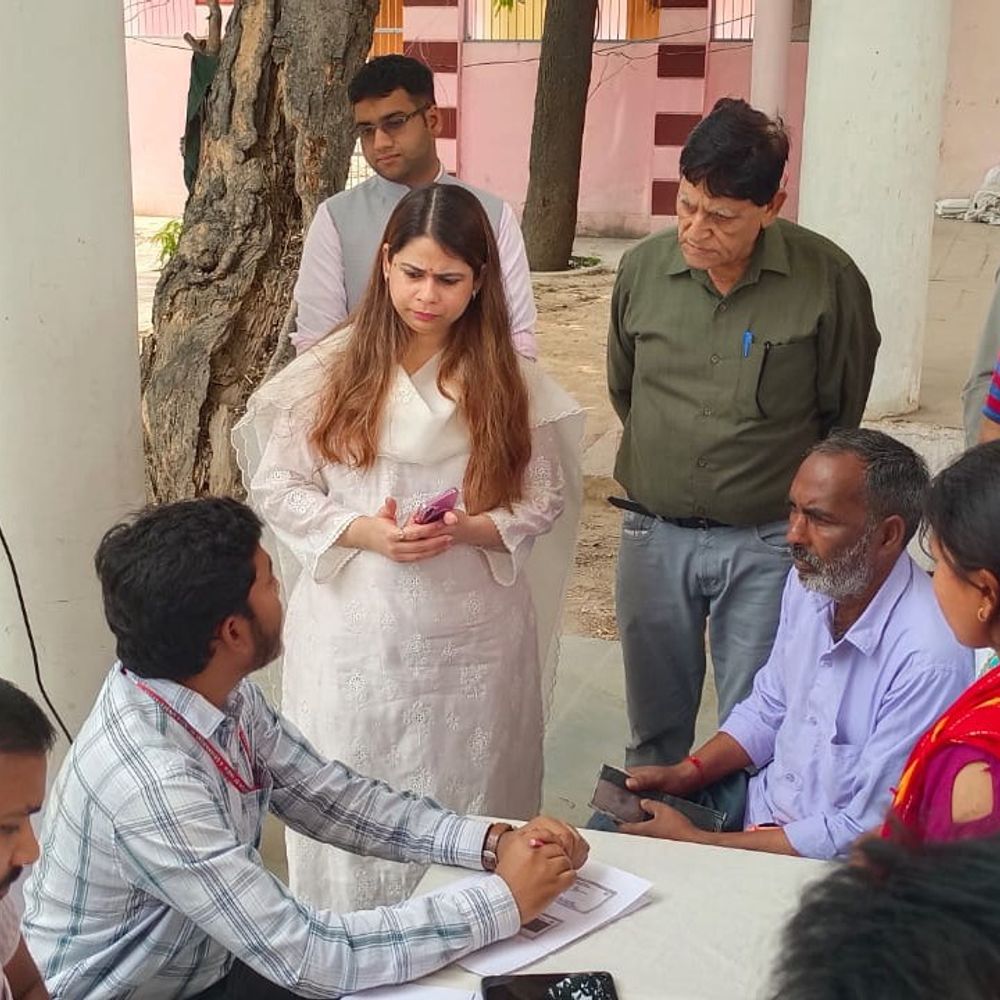 बिजनौर में जिलाधिकारी का औचक निरीक्षण:बीएसए ऑफिस की हालत देख फूटा गुस्सा, नई किताबें लाने के निर्देश