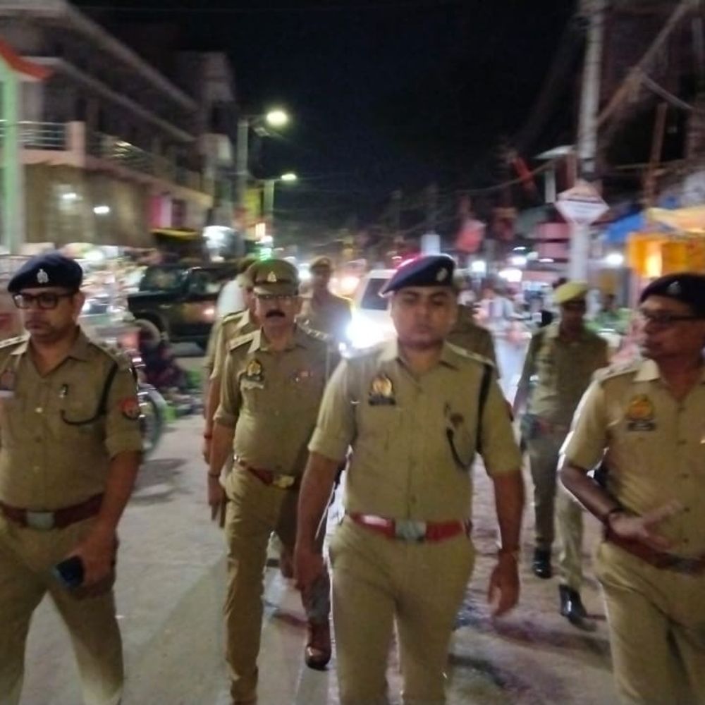 भारत-पाक सीमा पर तनाव के बीच गाजीपुर में सुरक्षा बढ़ी:SP ने पुलिस बल के साथ शहर में किया रुट मार्च, पुलिस ने की पैदल गस्त