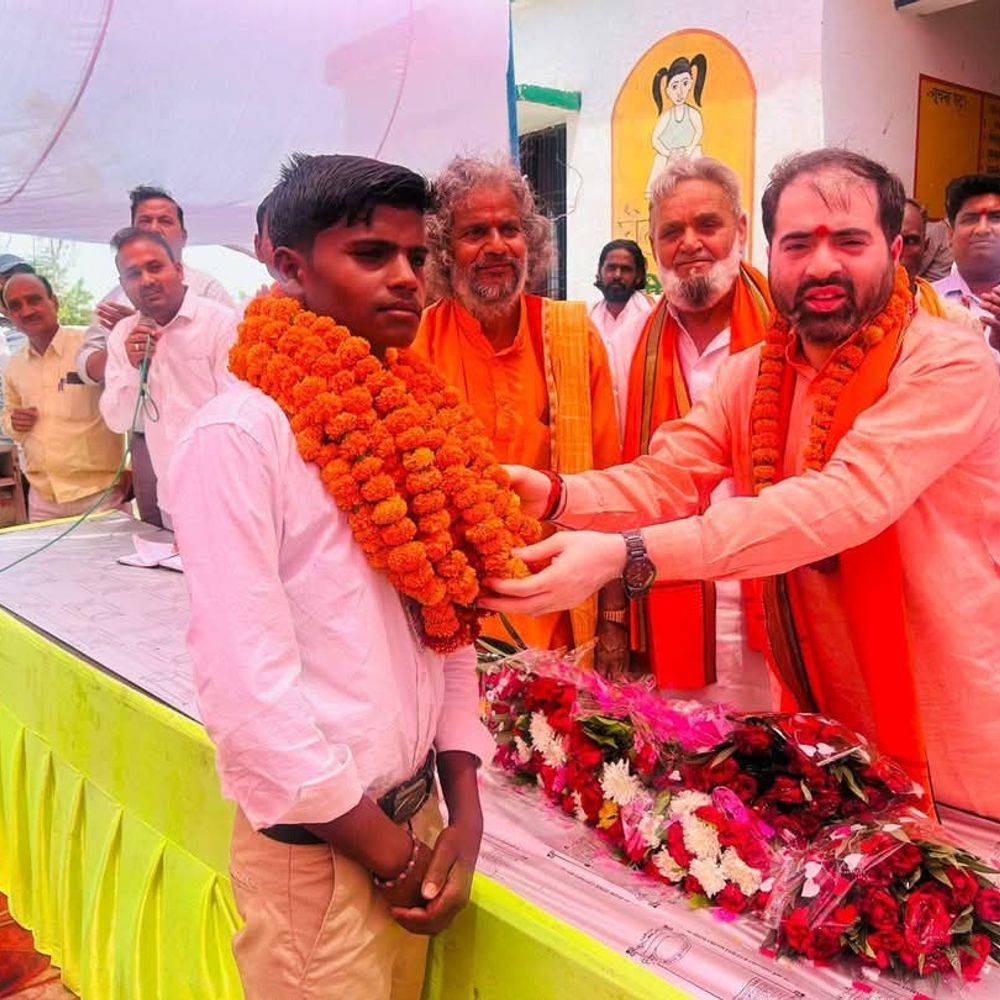 राज्यमंत्री ने छात्र को किया सम्मानित:गांव में पहली बार पास की हाईस्कूल की परीक्षा, बीडीओ ने गोद लिया गांव