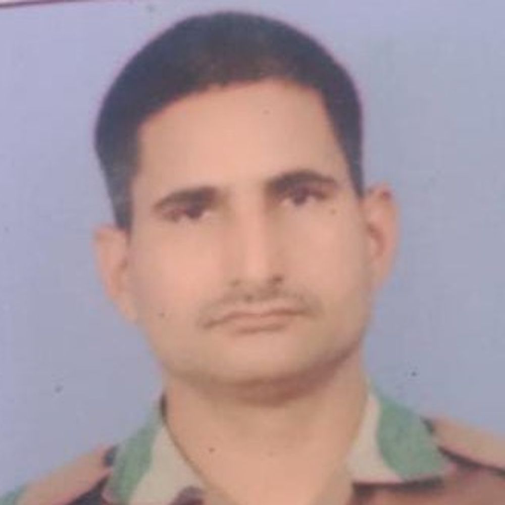 मवाना में ट्रैक्टर से गिरने से फौजी की मौत:अस्पताल में इलाज के दौरान दम तोड़ा