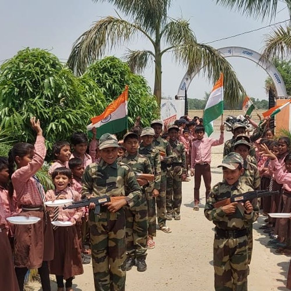 सेना की सफलता पर स्कूली बच्चों ने मनाया जश्न:प्राथमिक विद्यालय में निकाली सेना की झांकी, लगे भारत माता की जय के नारे