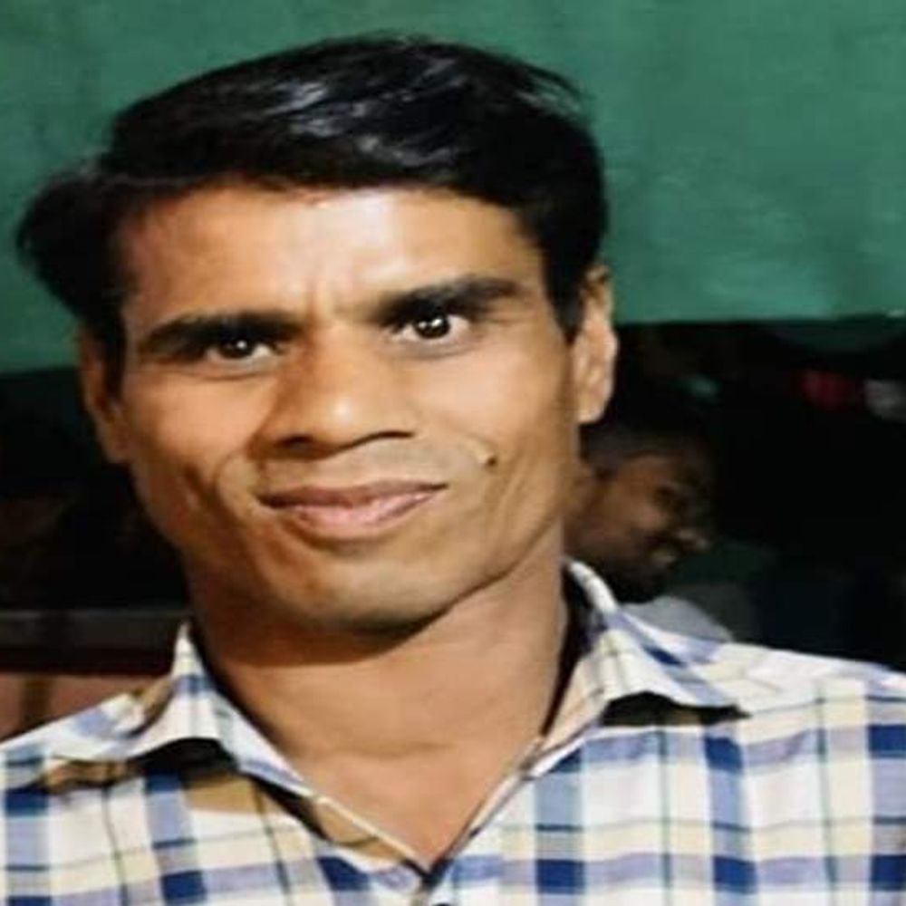 निर्माणाधीन बिल्डिंग में हादसा, सिर के पार हुआ सरिया:मजदूर की इलाज के दौरान मौत, परिवार ने जेवर तक बेच दिए