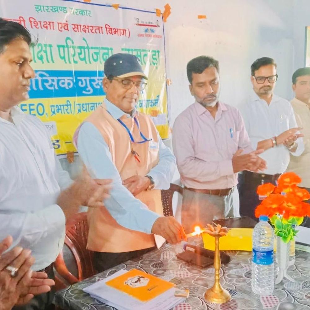 फतेहपुर में गुरु गोष्ठी का हुआ आयोजन शैक्षणिक कार्यों की समीक्षा पर िदया जोर