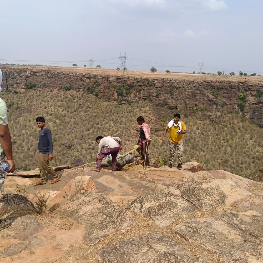 बहुती वॉटरफॉल में मिला महिला का शव और नरकंकाल:जिस लापता युवक की तलाश में उतरे थे, उसका पता नहीं चला