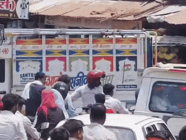 सीधी के अमिलिया बाजार में दो घंटे लगा जाम:दुकानदारों के अतिक्रमण से रुका यातायात; एंबुलेंस समेत स्कूल वाहन फंसे