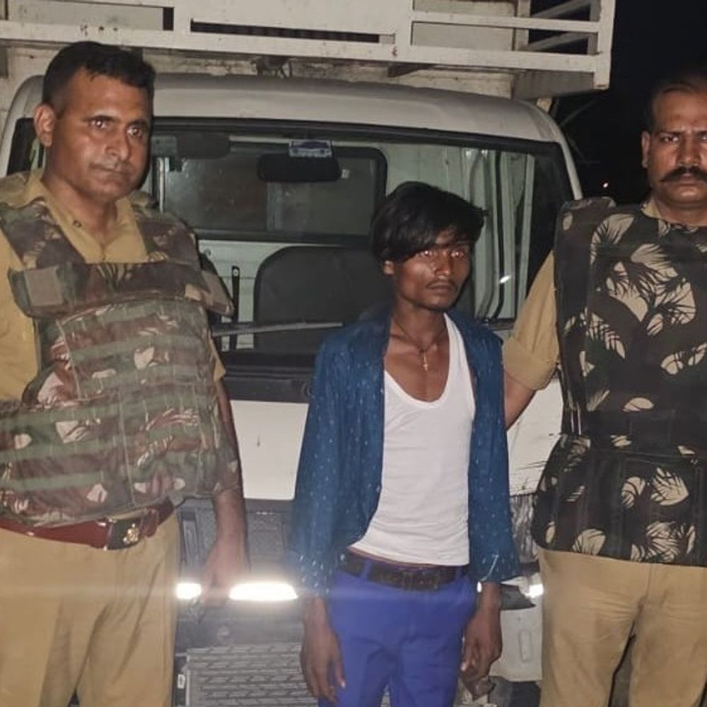पशु तस्करों से पुलिस मुठभेड़ में एक घायल:दो गिरफ्तार; मैजिक वाहन से दो गोवंश और अवैध हथियार बरामद