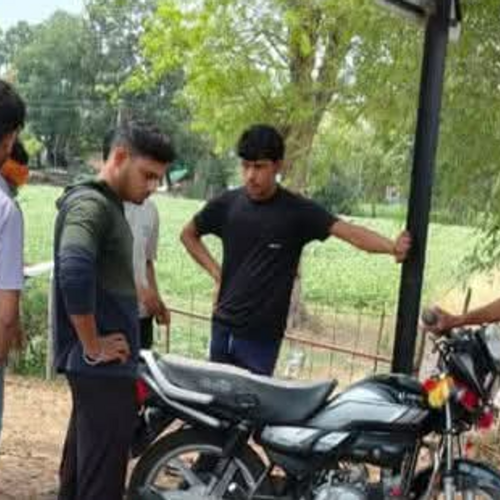 सागर में पेड़ से टकराई बाइक, एक की मौत:बेटे की शादी के कार्ड बांटने जा रहा था मृतक, रहली रोड पर हुआ हादसा