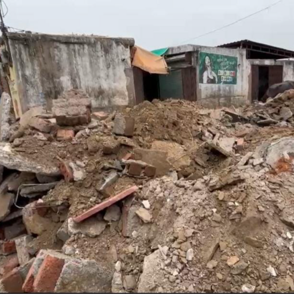 खंडवा में जेसीबी से 5 चबूतरे, दो टीनशेड तोड़े:स्लॉटर हाउस के पास कार्रवाई; अतिक्रमण कर संचालित हो रहा था मांस का व्यापार