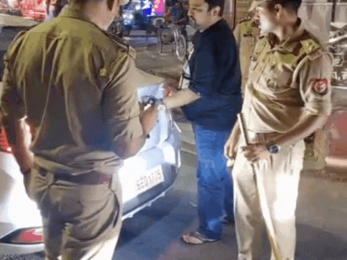 मेरठ में पुलिस अलर्ट, सड़कों पर देर रात चैकिंग:शहर के हर चौराहे, सड़क पर उतरी फोर्स देखें तस्वीरें