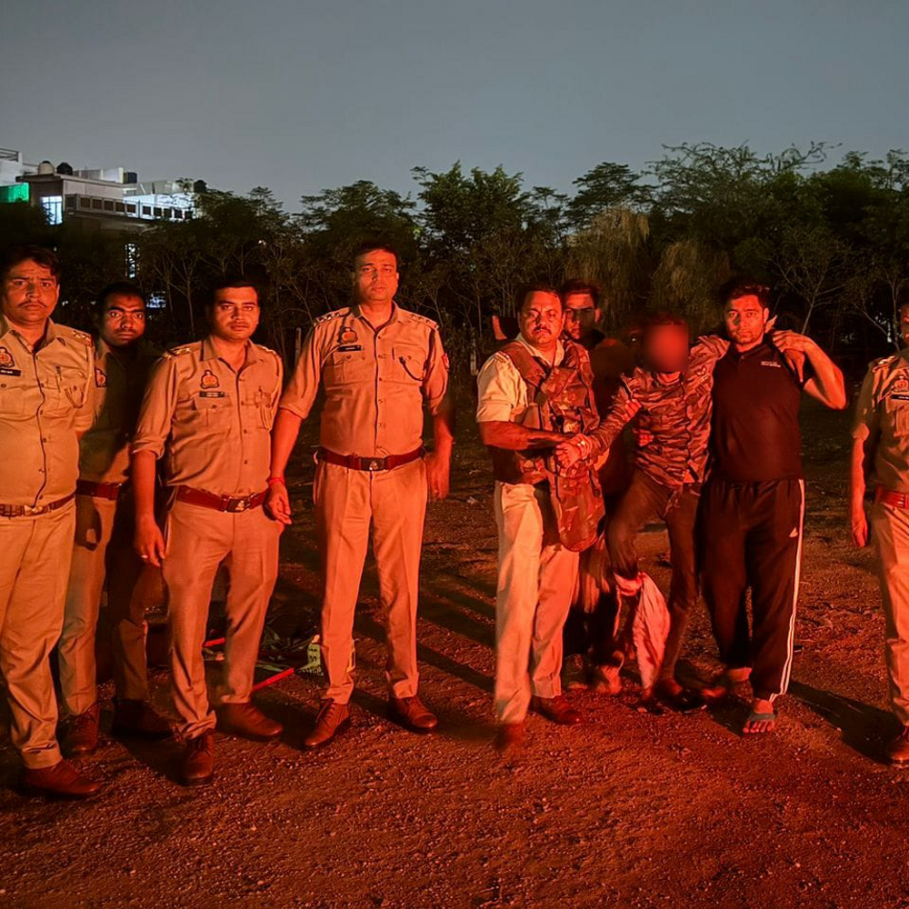 आगरा पुलिस की बदमाश से मुठभेड़, पैर में लगी गोली:15 हजार के इनामी बदमाश को जीआईसी के पास से पकड़ा